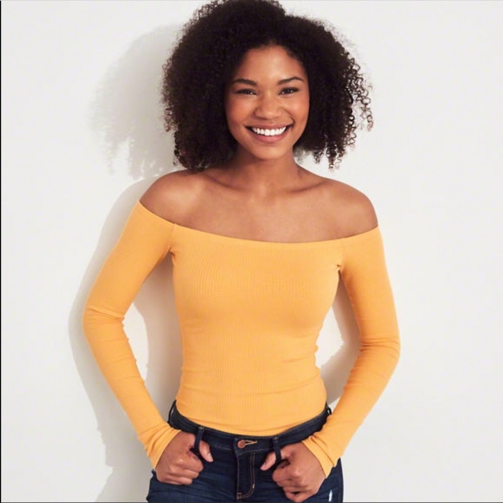 Cute off-the-shoulder top 💛